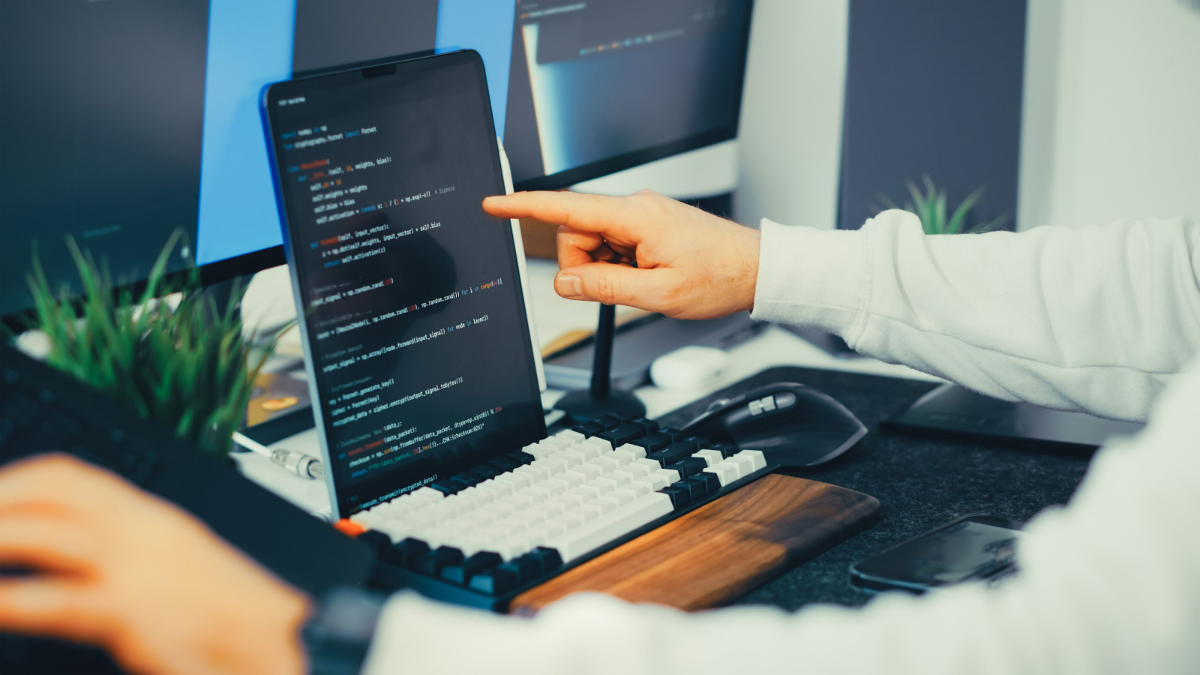 Ontwikkelaar inspecteert code en een AI-pipeline op het scherm