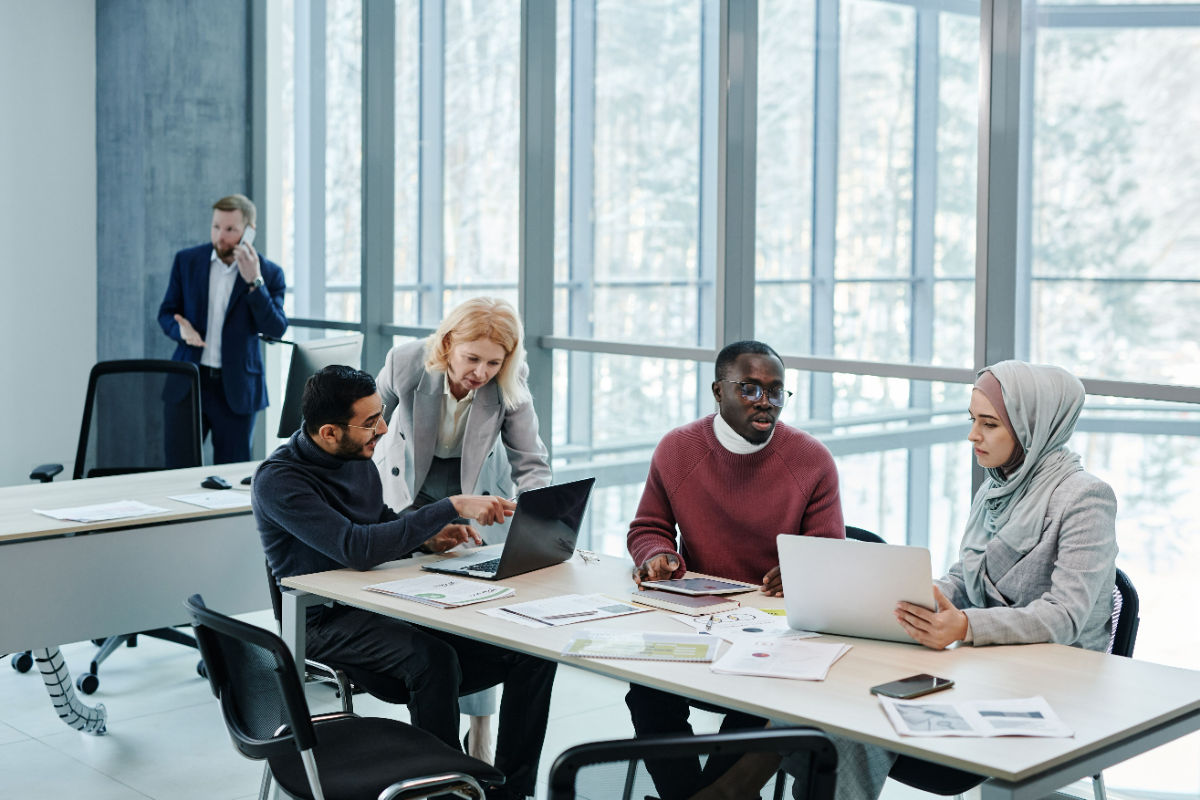Team analyseert AI-workflows in een kantooromgeving